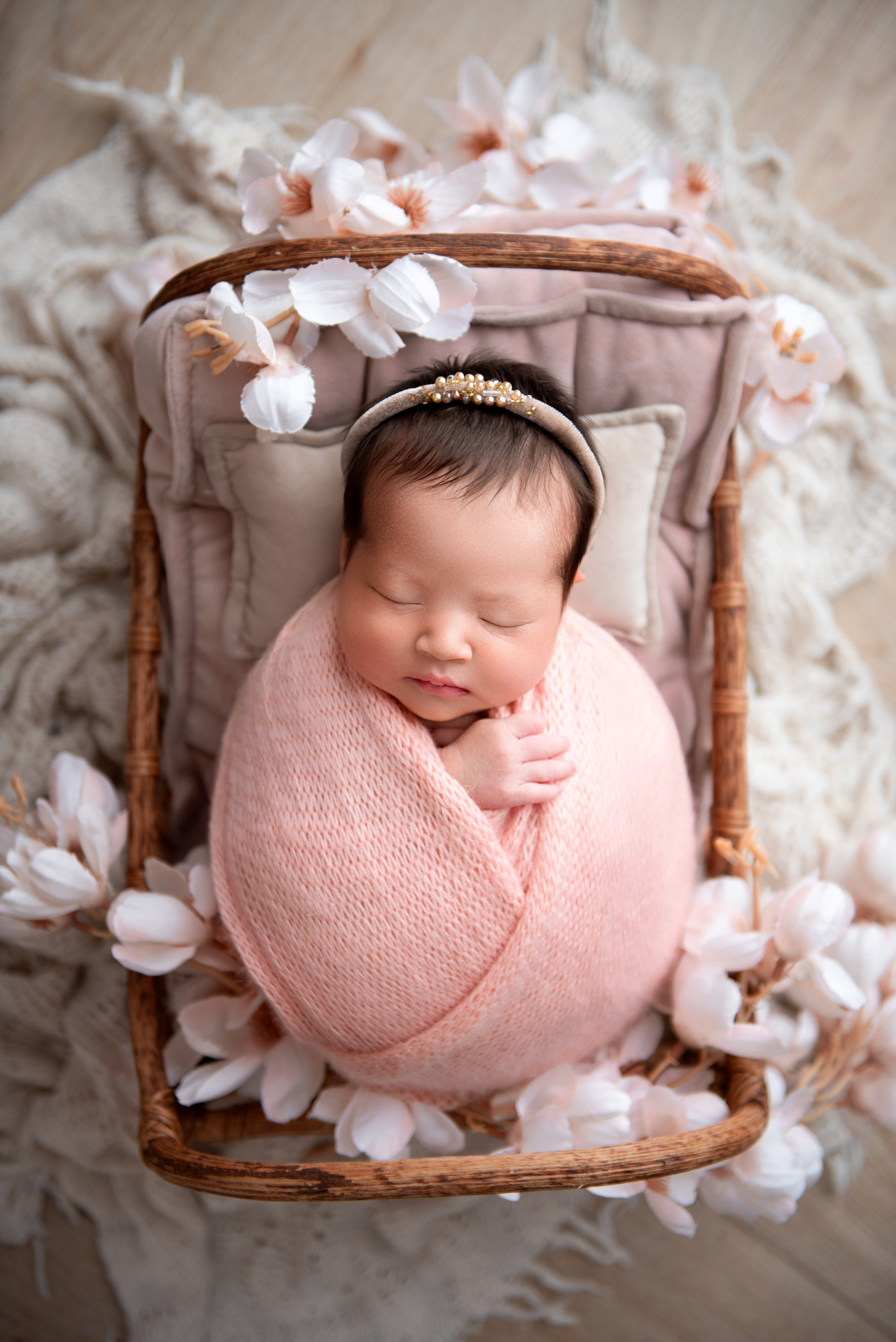 Recién nacida envuelta en manta rosa durante sesión de fotos newborn en Cali – Rincón Cabrera Fotografía.