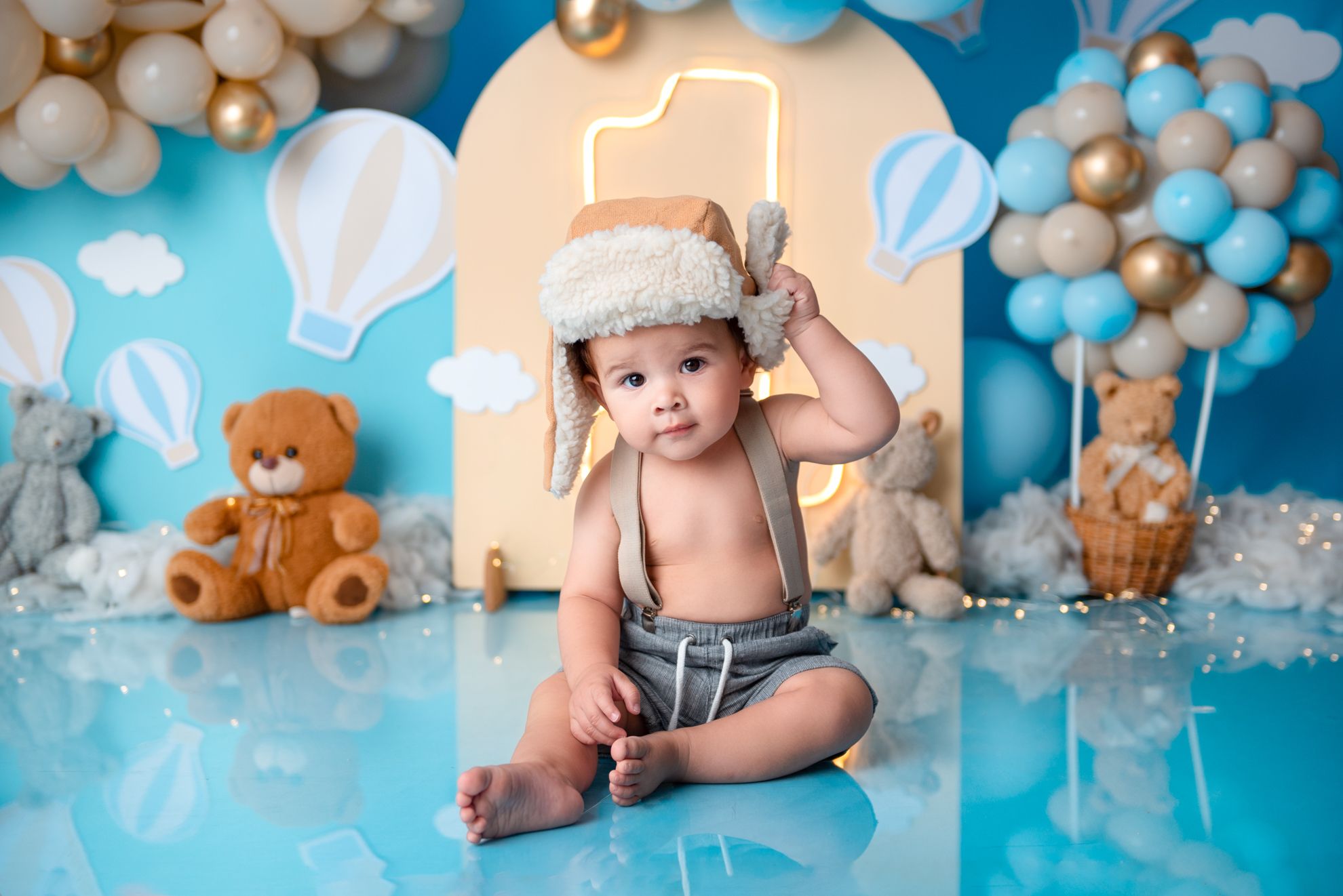 Bebé en sesión Smash Cake con temática de globos y nubes, primer cumpleaños en Cali – Rincón Cabrera Fotografía.