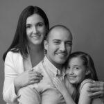 Familia de fotógrafos en blanco y negro — Julián, Lorena e Isa de Rincón Cabrera Fotografía, en su estudio en Cali.
