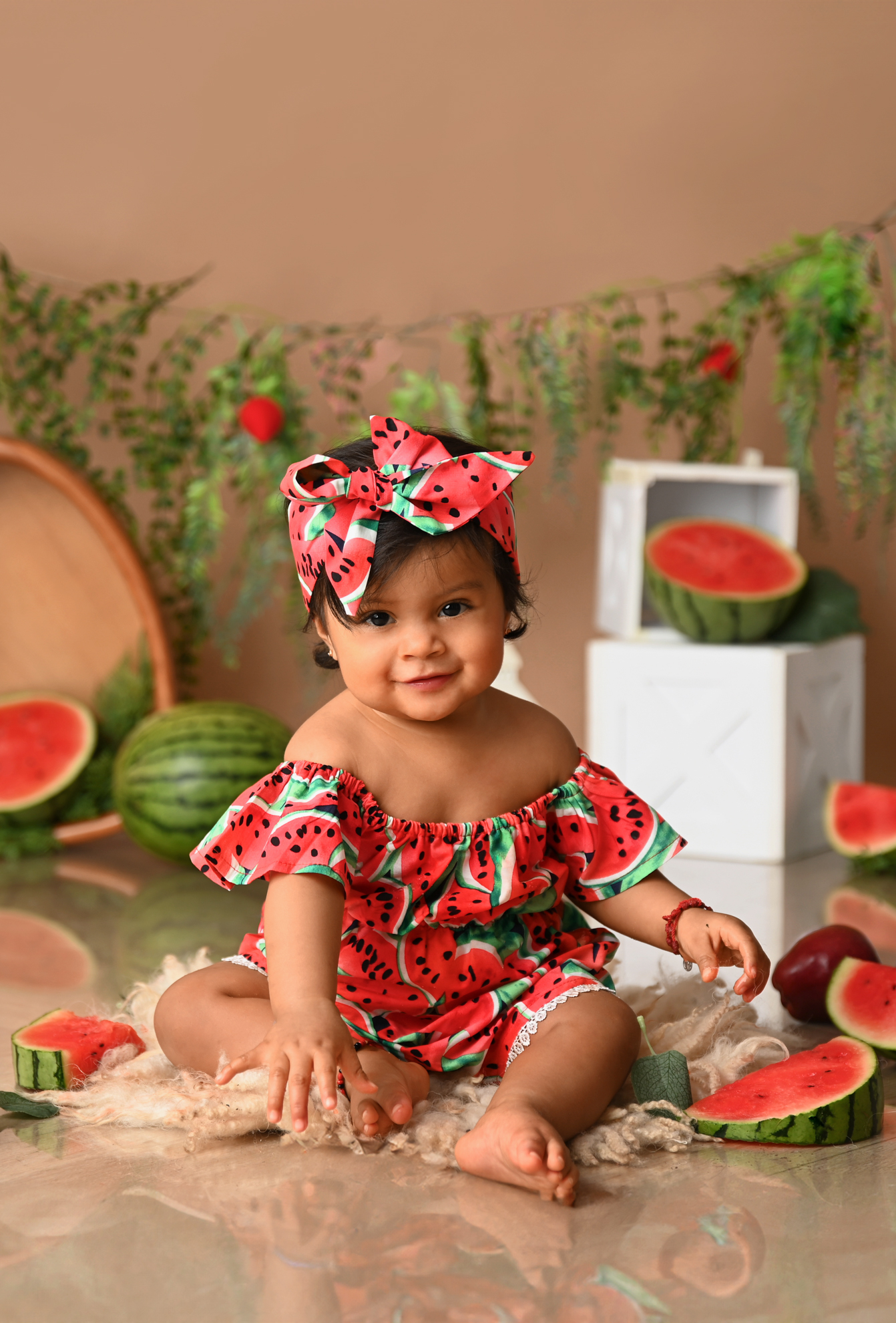 Bebé sonriente con outfit de sandía en sesión de meses interactivas – Rincón Cabrera Fotografía en Cali.