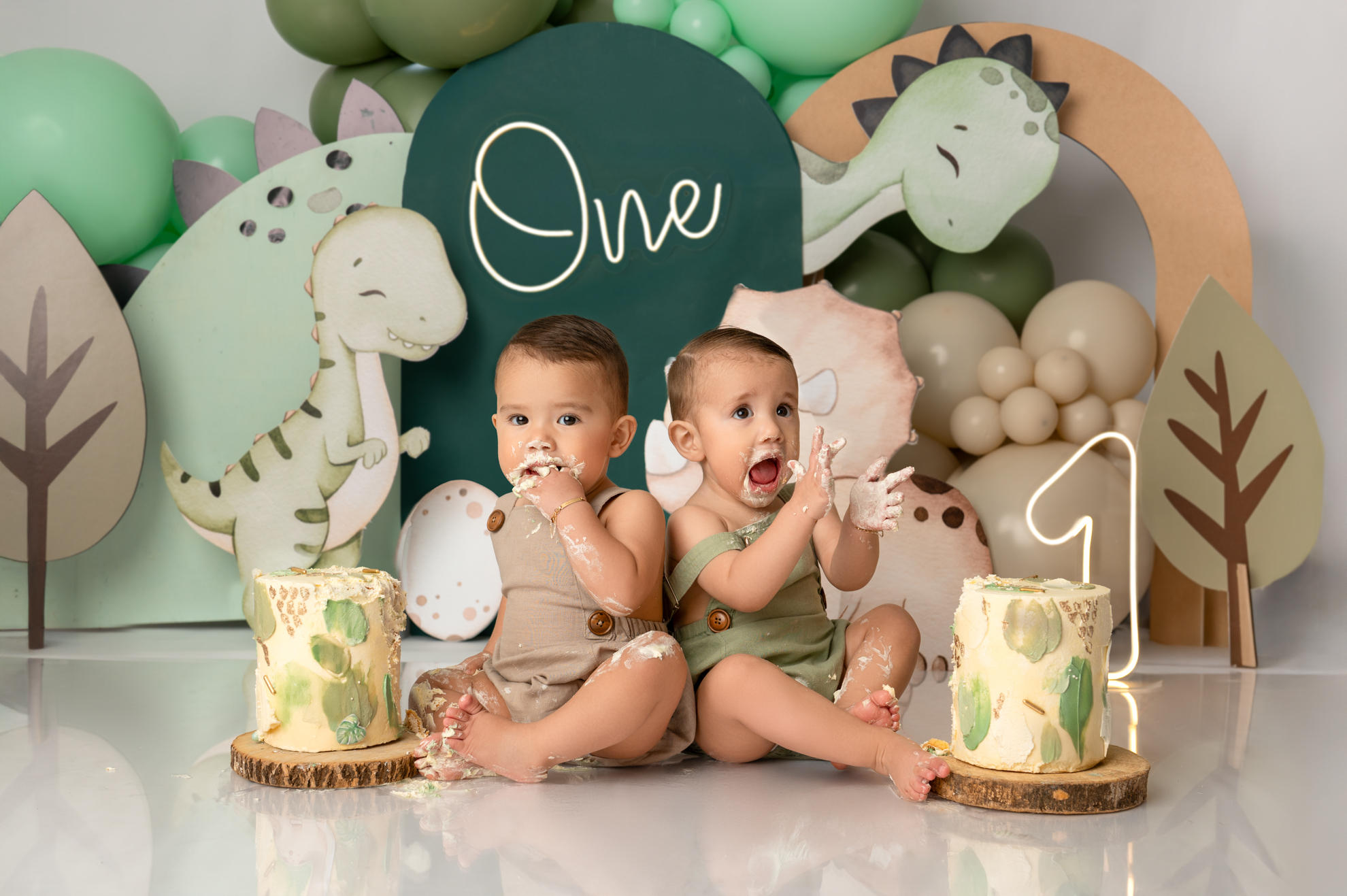 Gemelos en sesión Smash Cake con temática de dinosaurios para su primer cumpleaños en Cali – Rincón Cabrera Fotografía.